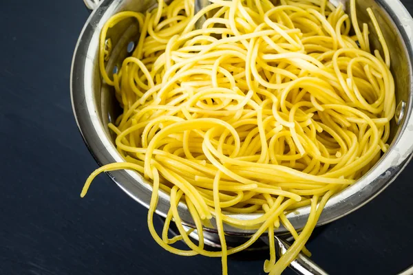Cooking organic spaghetti — Stock Photo, Image