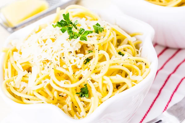 Spaghetti z serem i pieprzem — Zdjęcie stockowe