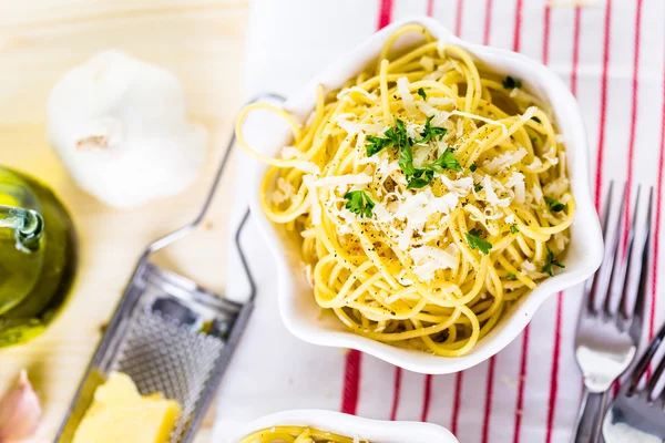 Spaghetti z serem i pieprzem — Zdjęcie stockowe