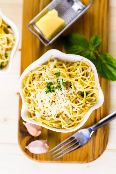 Spaghetti z serem i pieprzem — Zdjęcie stockowe