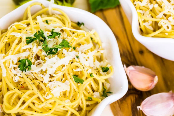 Spaghetti z serem i pieprzem — Zdjęcie stockowe