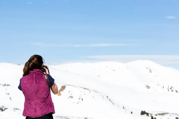 Kvinnan ta bilder på Loveland pass — Stockfoto