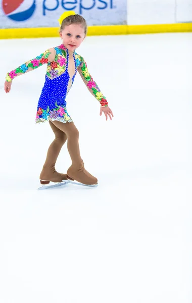 Linda chica practicando patinaje sobre hielo — Foto de Stock