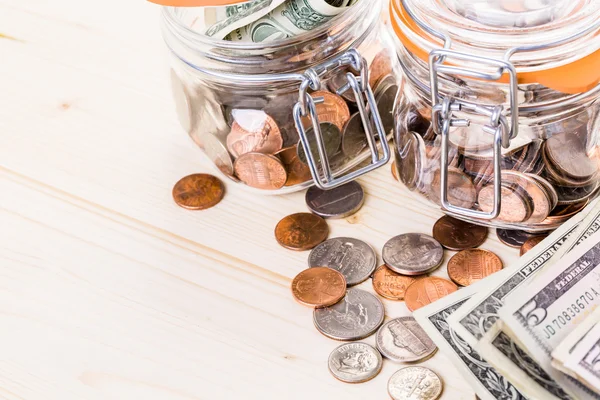Geld besparen in glazen pot — Stockfoto