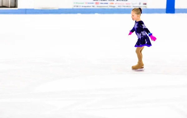 Menina praticando patinação artística — Fotografia de Stock