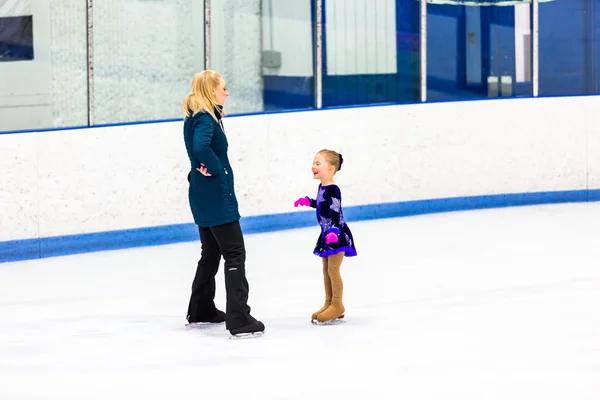 Chica practicando patinaje artístico —  Fotos de Stock