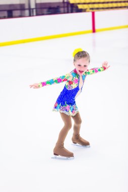 Buz pateni antrenmanı yapan tatlı kız.