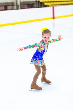 Buz pateni antrenmanı yapan tatlı kız.