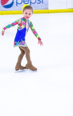 Buz pateni antrenmanı yapan tatlı kız.