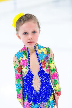 Buz pateni antrenmanı yapan tatlı kız.