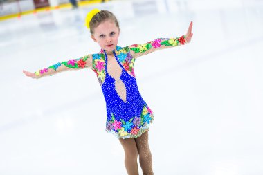 Buz pateni antrenmanı yapan tatlı kız.