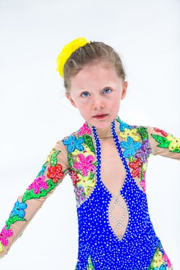 Buz pateni antrenmanı yapan tatlı kız.