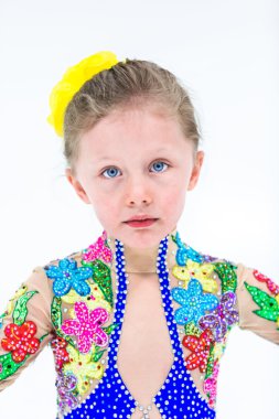 Buz pateni antrenmanı yapan tatlı kız.