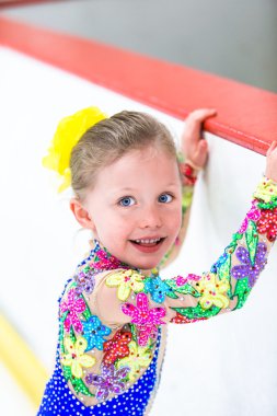 Buz pateni antrenmanı yapan tatlı kız.