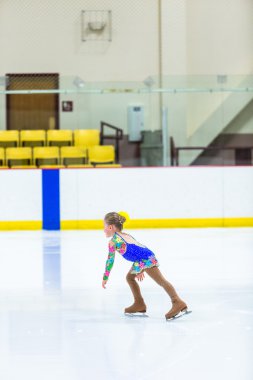 Buz pateni antrenmanı yapan tatlı kız.