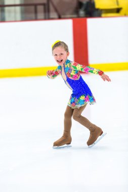Buz pateni antrenmanı yapan tatlı kız.