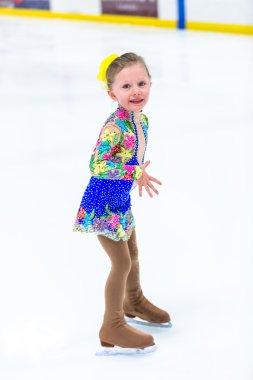 Buz pateni antrenmanı yapan tatlı kız.