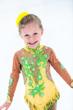 Buz pateni antrenmanı yapan tatlı kız.