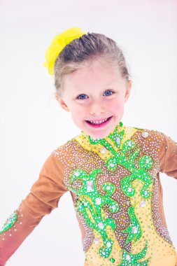 Buz pateni antrenmanı yapan tatlı kız.