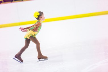 Buz pateni antrenmanı yapan tatlı kız.