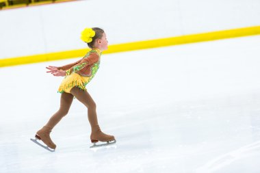 Buz pateni antrenmanı yapan tatlı kız.