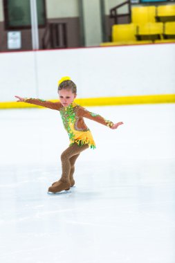 Buz pateni antrenmanı yapan tatlı kız.