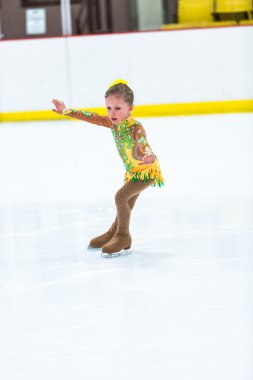Buz pateni antrenmanı yapan tatlı kız.