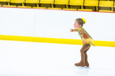 Buz pateni antrenmanı yapan tatlı kız.