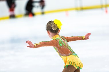 Buz pateni antrenmanı yapan tatlı kız.