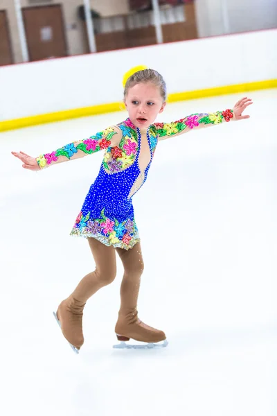 Cute girl practicing ice skating — Stock Photo, Image