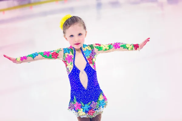 Linda chica practicando patinaje sobre hielo — Foto de Stock