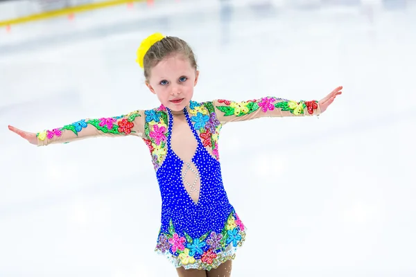 Menina bonito praticar patinação no gelo — Fotografia de Stock