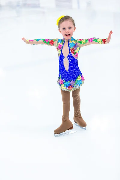 Linda chica practicando patinaje sobre hielo — Foto de Stock