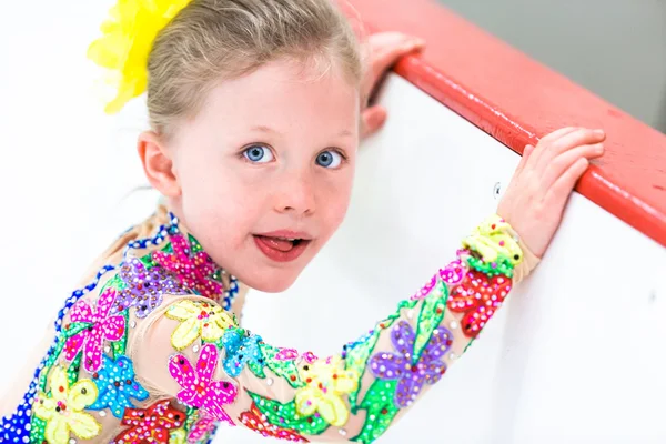 Cute girl practicing ice skating — Stock Photo, Image