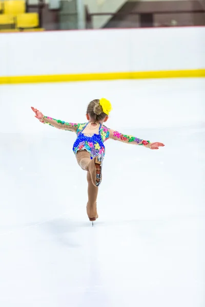 Linda chica practicando patinaje sobre hielo —  Fotos de Stock