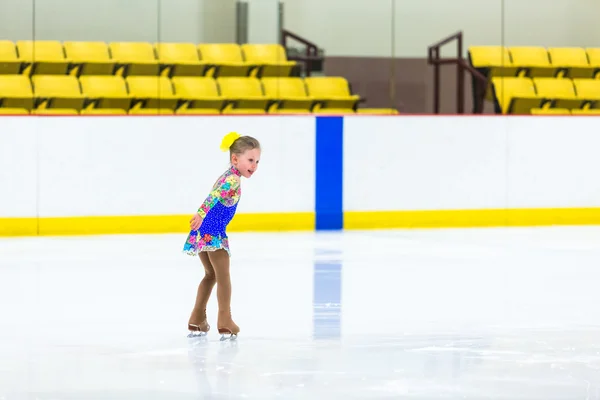 Buz pateni antrenmanı yapan tatlı kız. — Stok fotoğraf