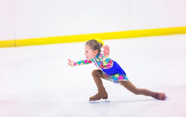 Linda chica practicando patinaje sobre hielo — Foto de Stock