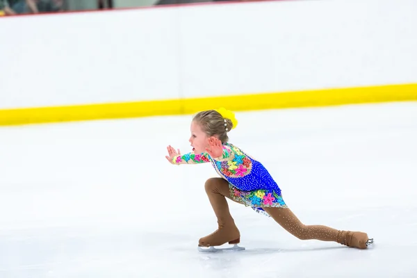 Jolie fille pratiquant le patinage sur glace — Photo