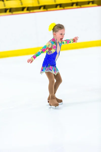 Linda chica practicando patinaje sobre hielo —  Fotos de Stock