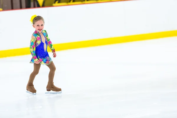 Schattig meisje oefenen schaatsen — Stockfoto