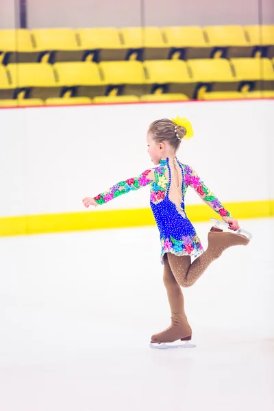 Мила дівчина практикує катання на ковзанах — стокове фото