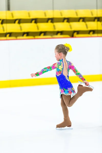 Linda chica practicando patinaje sobre hielo — Foto de Stock