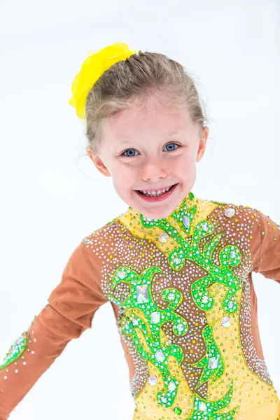 Buz pateni antrenmanı yapan tatlı kız.