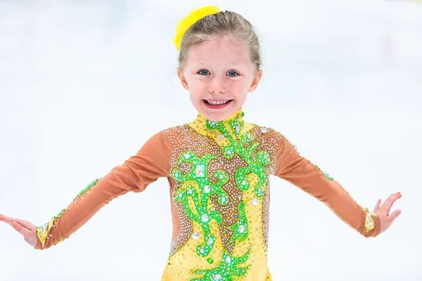 Buz pateni antrenmanı yapan tatlı kız.