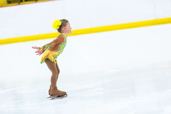 Linda chica practicando patinaje sobre hielo —  Fotos de Stock