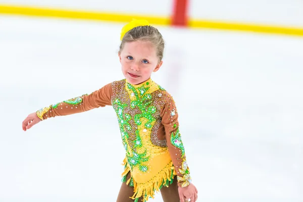 Menina bonito praticar patinação no gelo — Fotografia de Stock