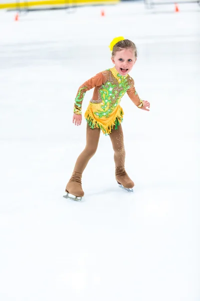Jolie fille pratiquant le patinage sur glace — Photo