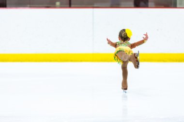 Buz pateni antrenmanı yapan tatlı kız.