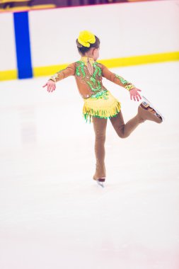 Buz pateni antrenmanı yapan tatlı kız.