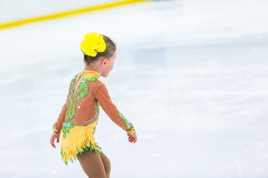 Buz pateni antrenmanı yapan tatlı kız.